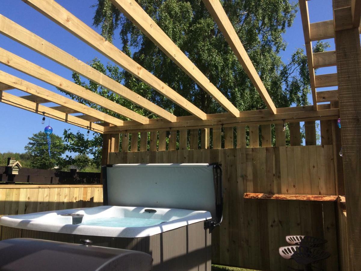 Rowanlea Lodge With Hot Tub Marykirk Exterior foto